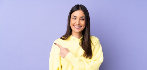 Mujer caucásica joven sobre aislado