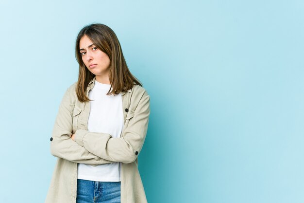 Mujer caucásica joven sospechosa, insegura, examinándote.