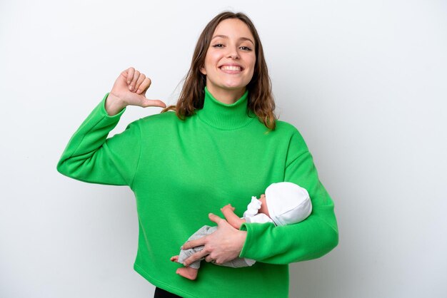 Mujer caucásica joven con su lindo bebé aislado sobre fondo blanco orgullosa y satisfecha