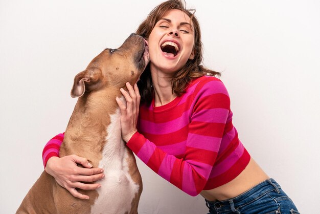 Mujer caucásica joven con su perro aislado sobre fondo blanco.