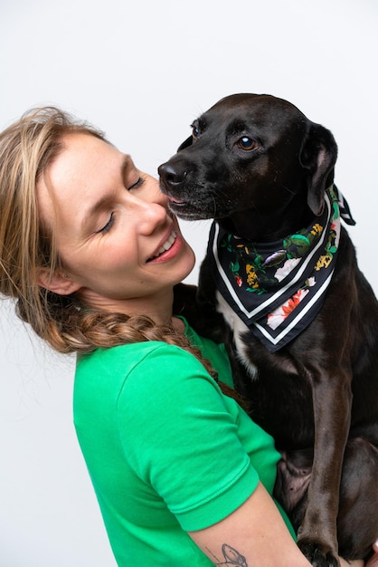 Mujer caucásica joven con su perro sobre fondo aislado