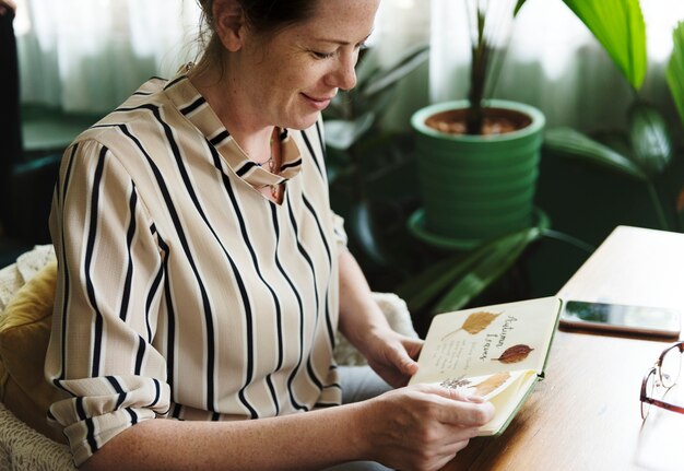 Mujer caucásica leyendo un libro