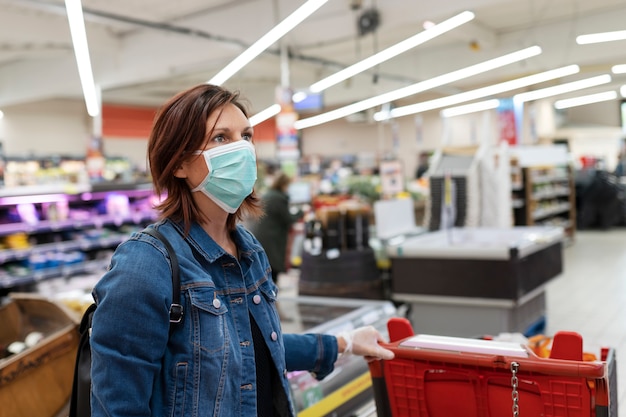 Foto mujer caucásica con máscara en supermercado