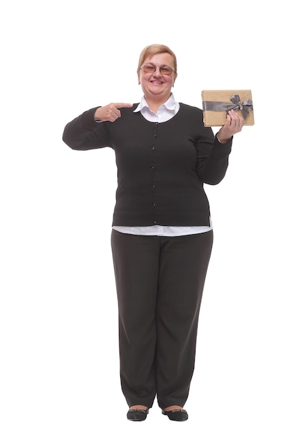 Mujer caucásica mayor sosteniendo un regalo sobre un fondo aislado muy feliz señalando con la mano y el dedo