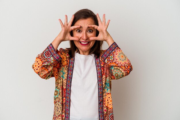 Foto mujer caucásica de mediana edad aislada de fondo blanco manteniendo los ojos abiertos para encontrar una oportunidad de éxito.