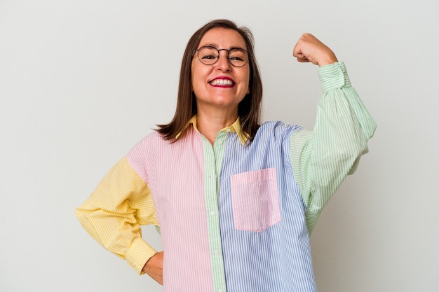 Mujer caucásica de mediana edad aislada sobre fondo blanco animando despreocupada y emocionada. Concepto de victoria.