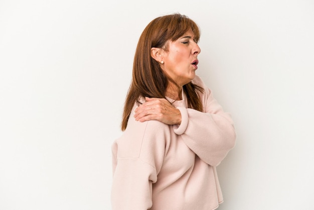 Mujer caucásica de mediana edad aislada sobre fondo blanco con dolor de hombro.