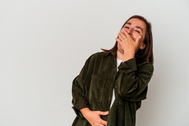 Mujer caucásica de mediana edad aislada sobre fondo blanco riendo feliz, despreocupada, emoción natural.