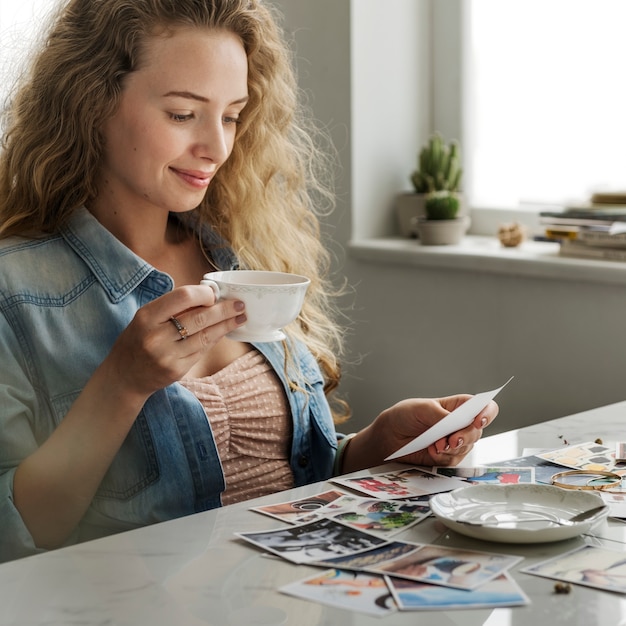 Foto mujer caucásica mirando fotos