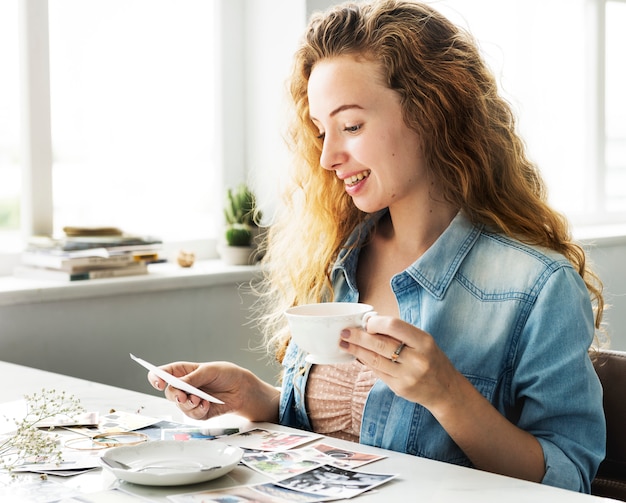 Mujer caucásica mirando fotos