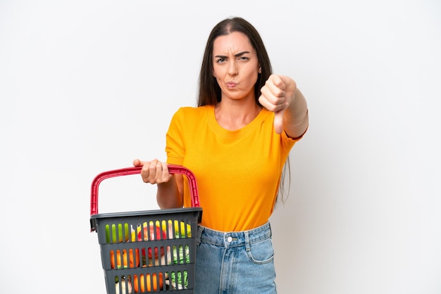 Mujer caucásica morena joven