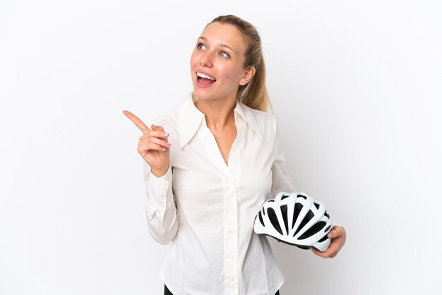 Mujer caucásica de negocios con un casco de bicicleta aislado de fondo blanco con la intención de darse cuenta de la solución mientras levanta un dedo