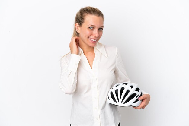 Mujer caucásica de negocios con un casco de bicicleta aislado sobre fondo blanco riendo