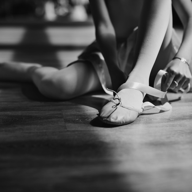 Una mujer caucásica y una niña practicando ballet