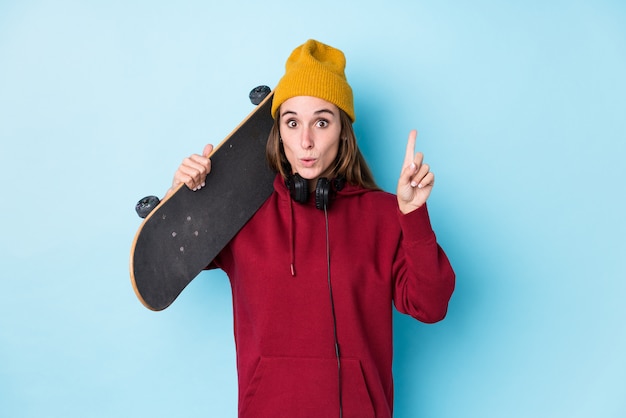 Foto la mujer caucásica del patinador joven aisló tener una gran idea, concepto de creatividad.