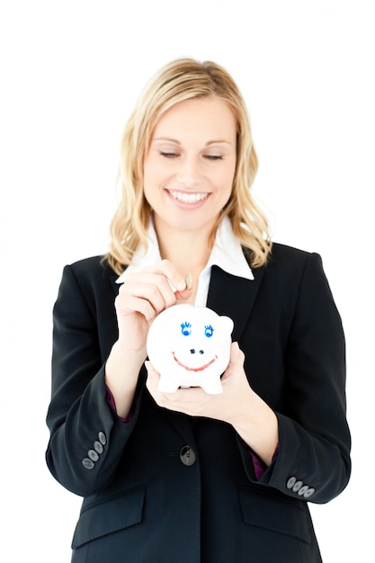 Mujer caucásica poniendo dinero en un piggybank