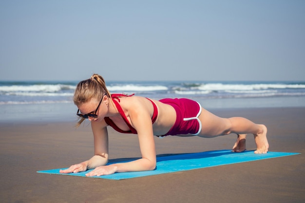 mujer caucásica, practicar, yoga, en, seashore