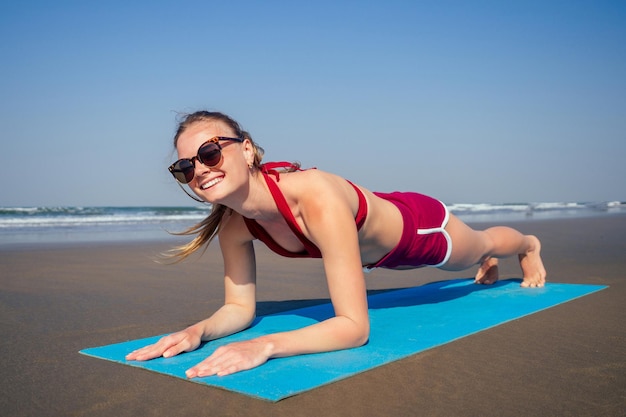 mujer caucásica, practicar, yoga, en, seashore