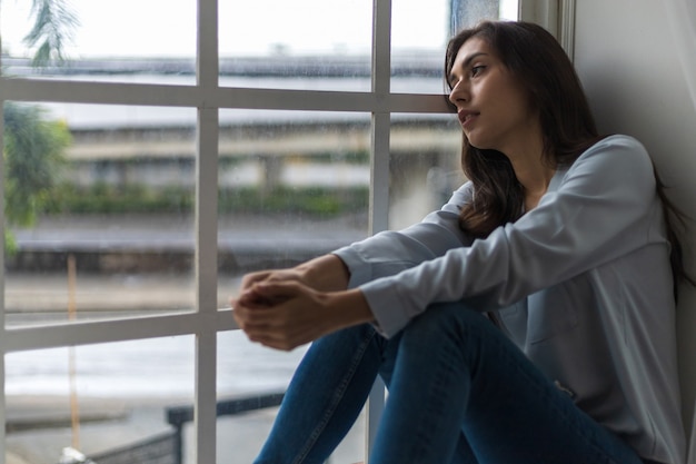 Mujer caucásica problema psicológico sintiendo ansiedad depresión Su rostro mostraba triste y preocupado U