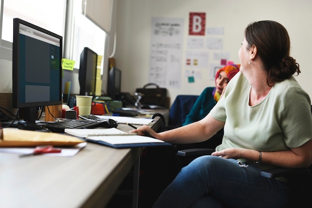 Mujer caucásica que trabaja en la oficina