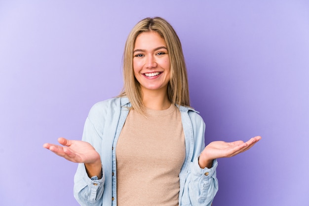 Mujer caucásica rubia joven aislada que muestra una expresión agradable.