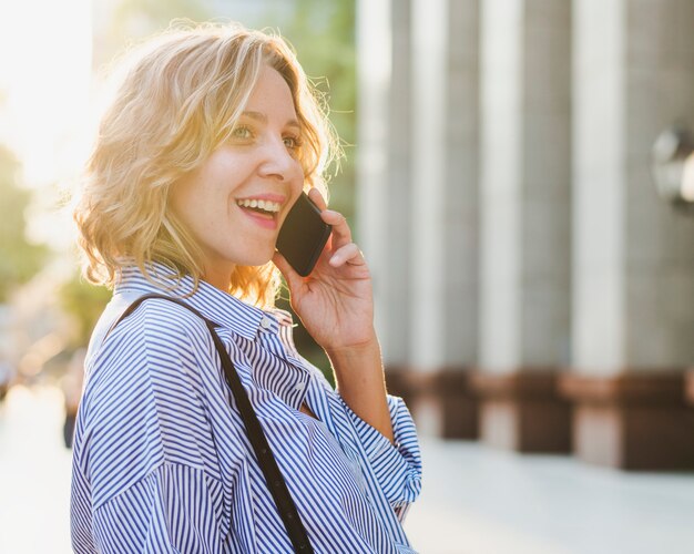 Mujer caucásica con un smartphone