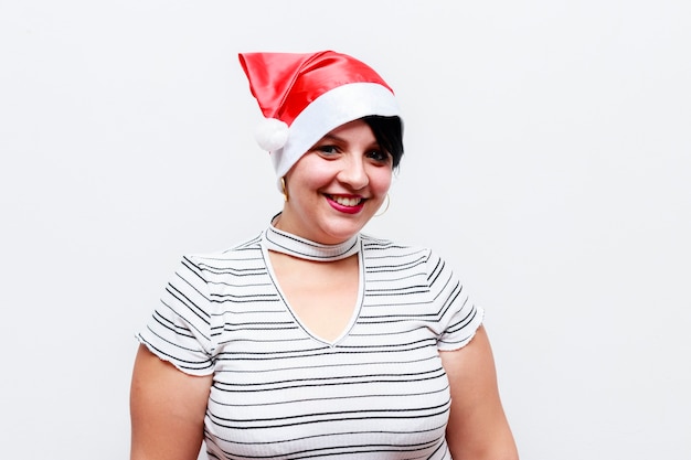 Mujer caucásica, con, sombrero de navidad, fondo blanco