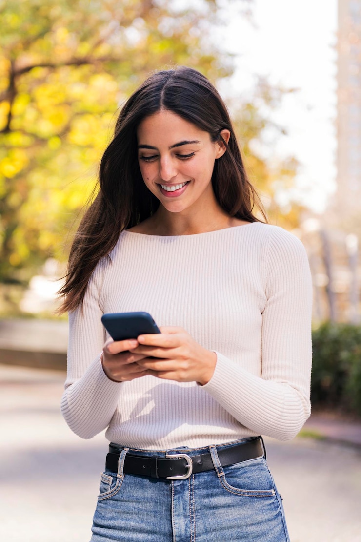 Foto mujer caucásica sonriendo feliz usando el teléfono móvil
