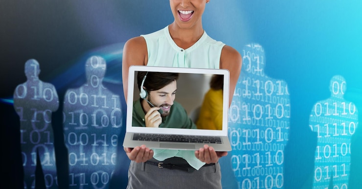Foto una mujer caucásica sosteniendo una laptop con un hombre caucásico usando audífonos, teniendo una videoconferencia e interactuando en línea sobre fondo azul, distanciamiento social y autoaislamiento durante el encierro.