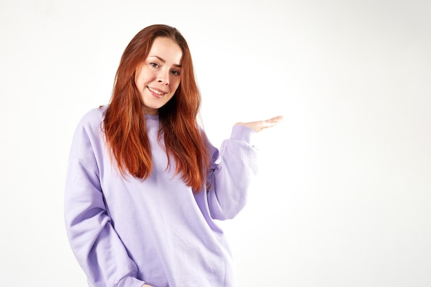 Mujer caucásica en sudadera violeta Aspecto natural Sonriente cabello largo rojo Fondo blanco