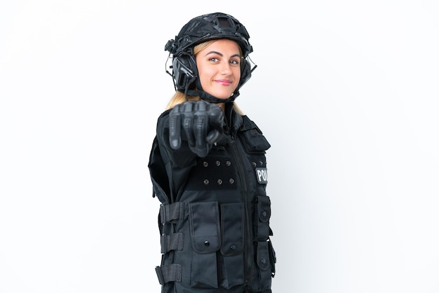 La mujer caucásica SWAT aislada de fondo blanco te señala con una expresión de confianza