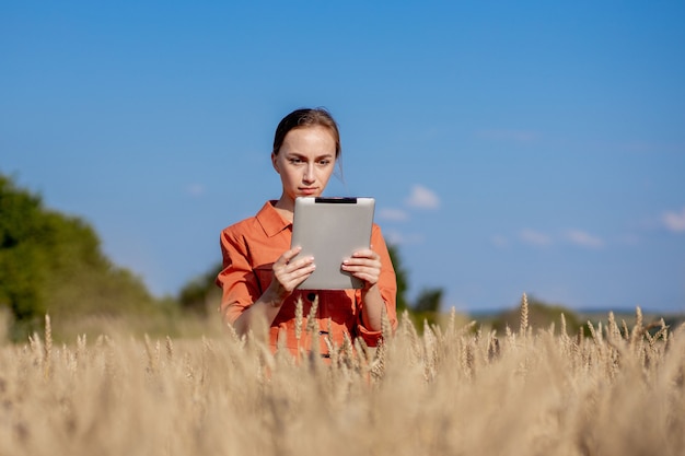 Mujer caucásica tecnólogo agrónomo con tableta