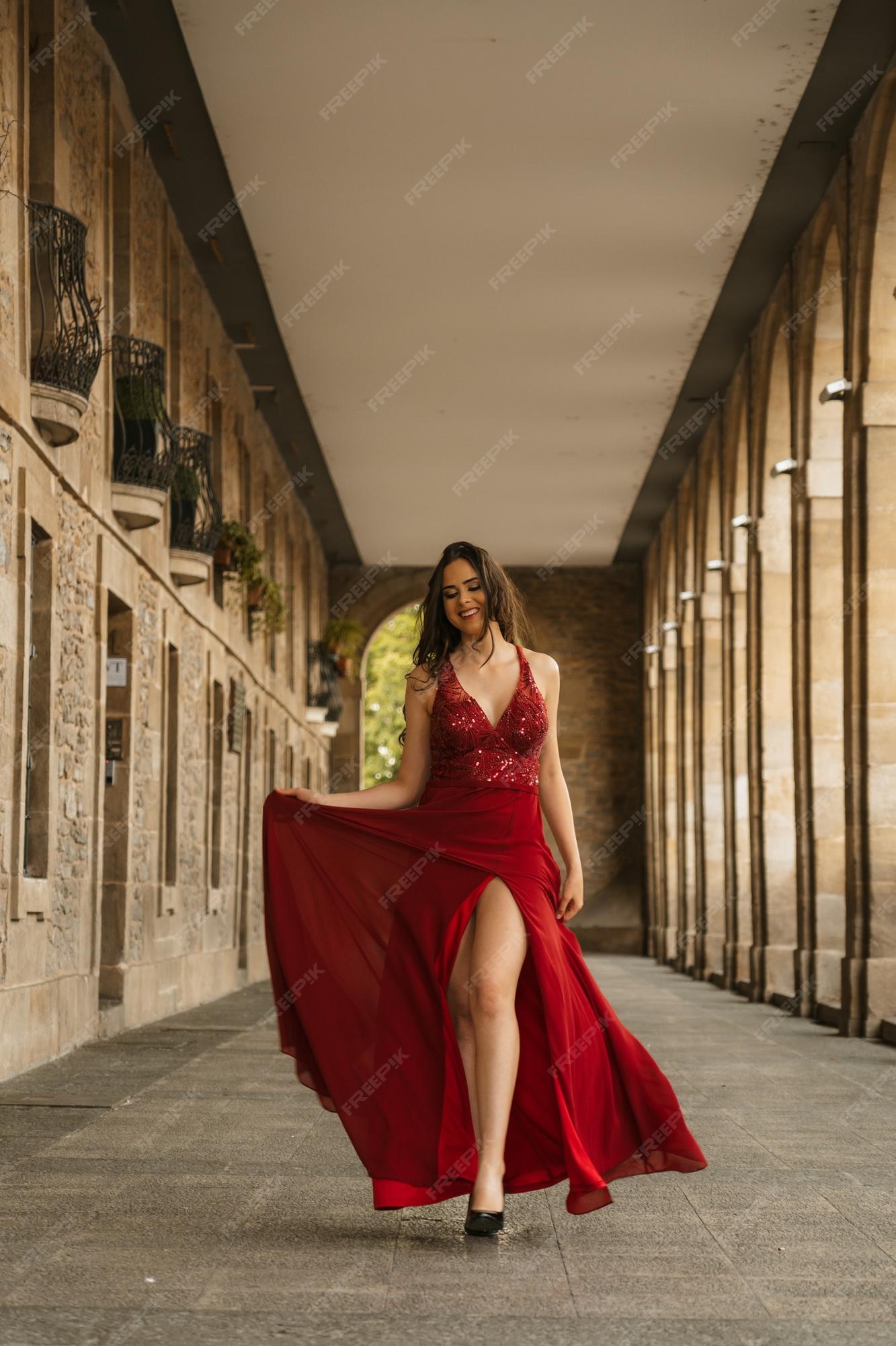 localizar cafetería Ir al circuito Mujer caucásica en un vestido de gala rojo modelo sonriendo caminando hacia  la cámara | Foto Premium