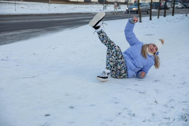 Foto una mujer se cayó en una acera sin nieve en la ciudad