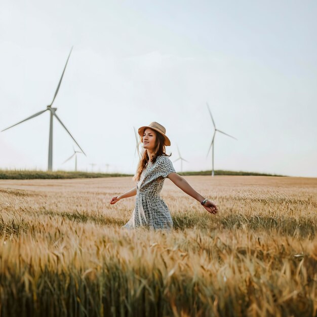 Mujer en la cebada con molinos de viento.