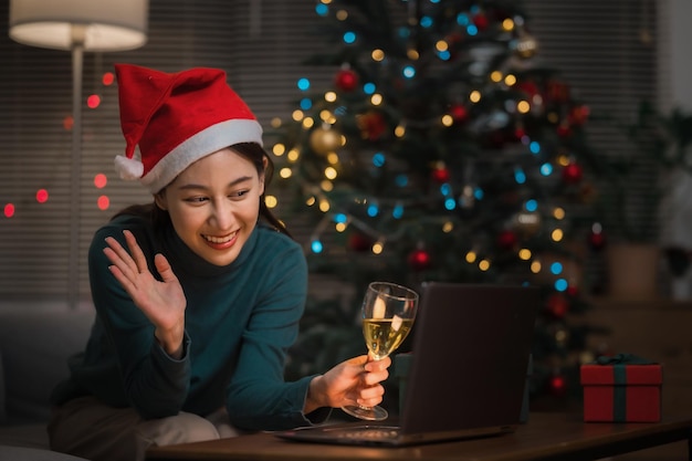 La mujer celebra la fiesta de feliz año nuevo en línea