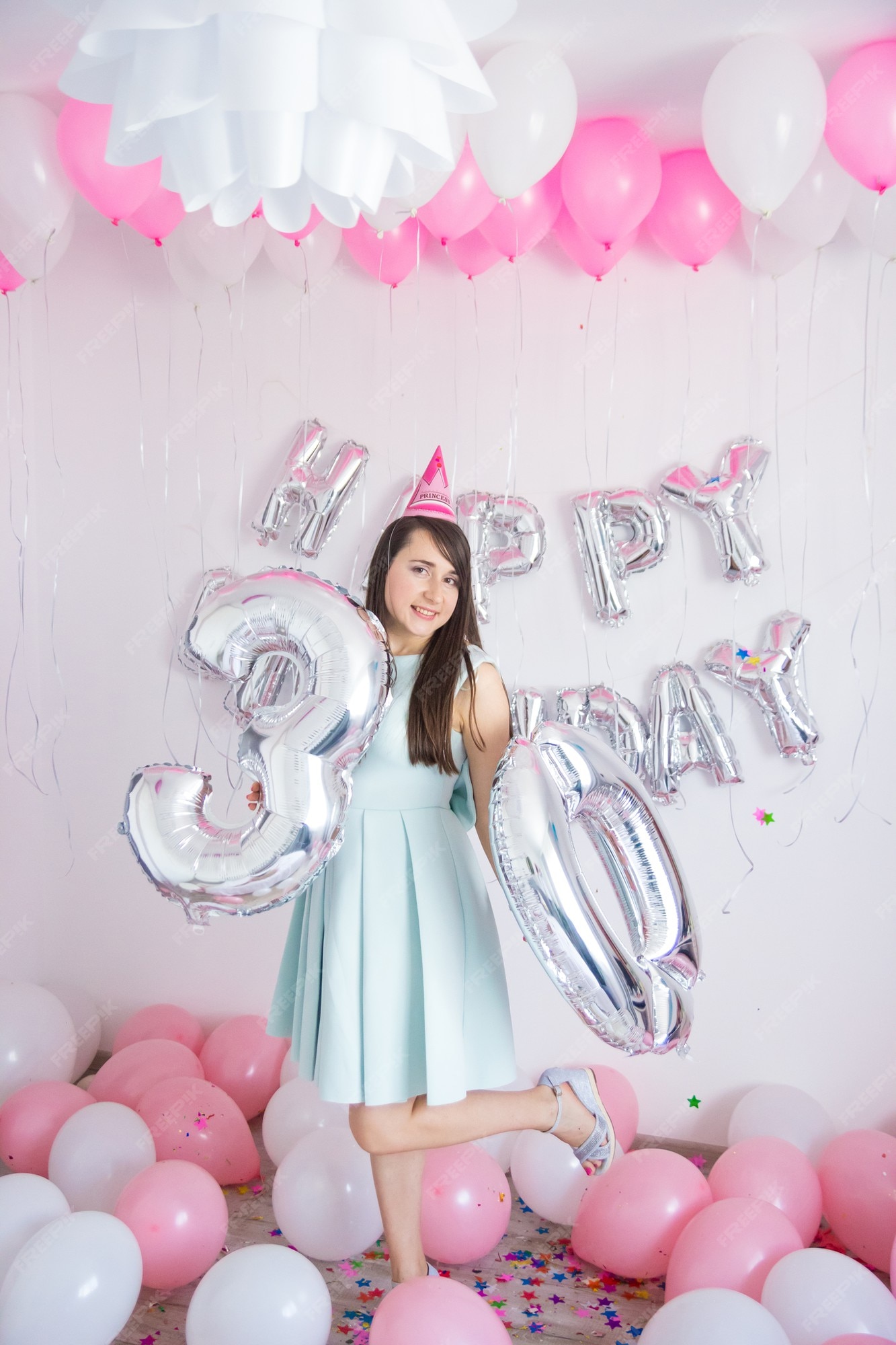 Vigilante Arqueología Amanecer La mujer celebra su 30 cumpleaños. decoraciones de cumpleaños con globos de  color blanco y rosa y confeti para fiesta sobre un fondo de pared blanca.  globo concepto 30 años. número treinta