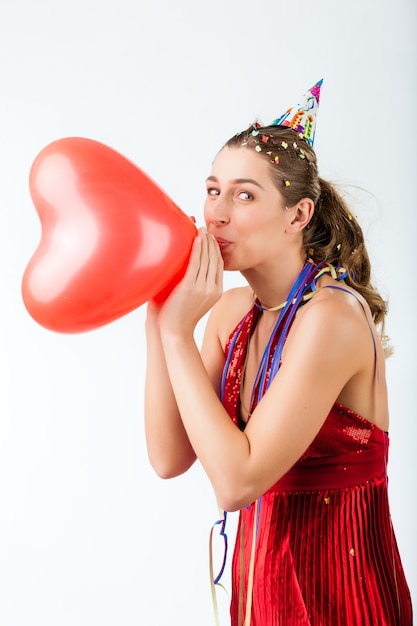 Mujer celebrando cumpleaños o día de San Valentín