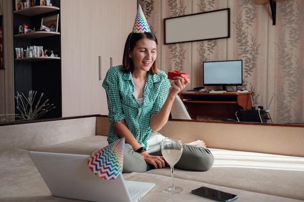 Mujer celebrando cumpleaños online en tiempo de cuarentena