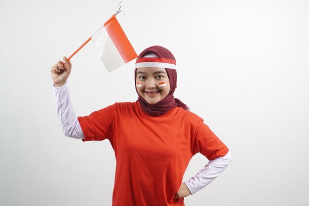 Mujer celebrando el día de la independencia sosteniendo la bandera roja y blanca