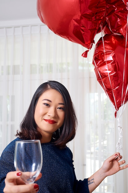 Mujer celebrando el día de San Valentín