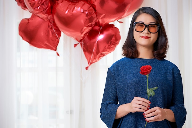 Mujer celebrando el día de San Valentín