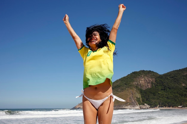 Mujer celebrando gol en fútbol Brasil