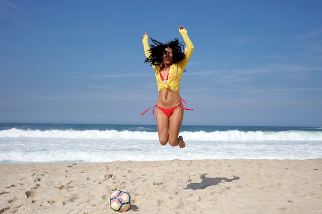 Mujer celebrando gol en fútbol Brasil