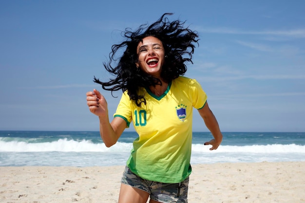 Mujer celebrando gol en fútbol Brasil