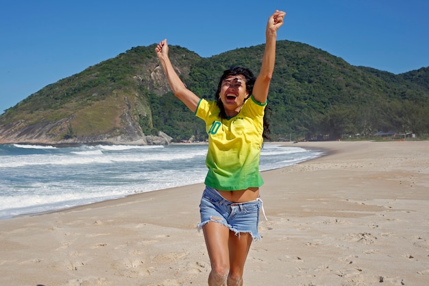 Mujer celebrando gol en fútbol Brasil