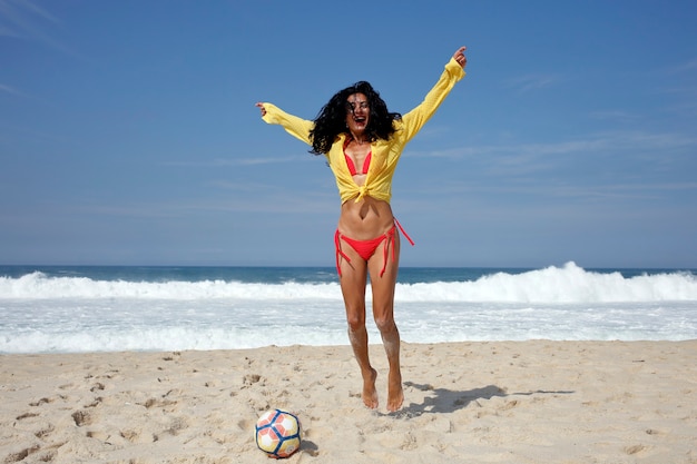 Mujer celebrando gol en fútbol Brasil