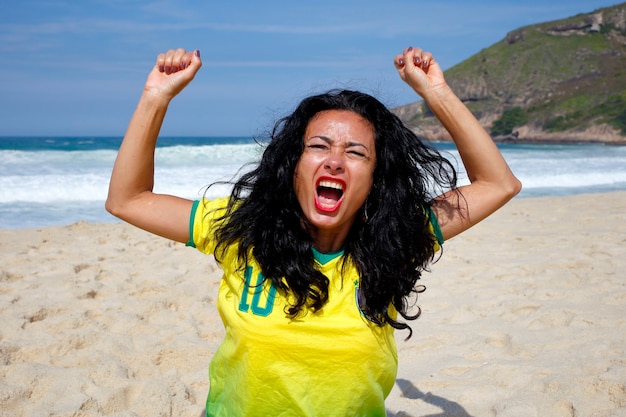 Mujer celebrando gol en fútbol Brasil