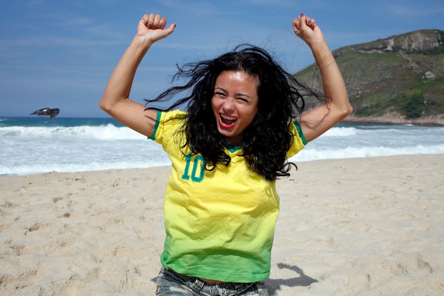 Mujer celebrando gol en fútbol Brasil