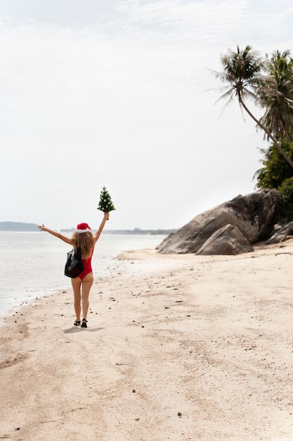 Mujer celebrando la navidad en julio